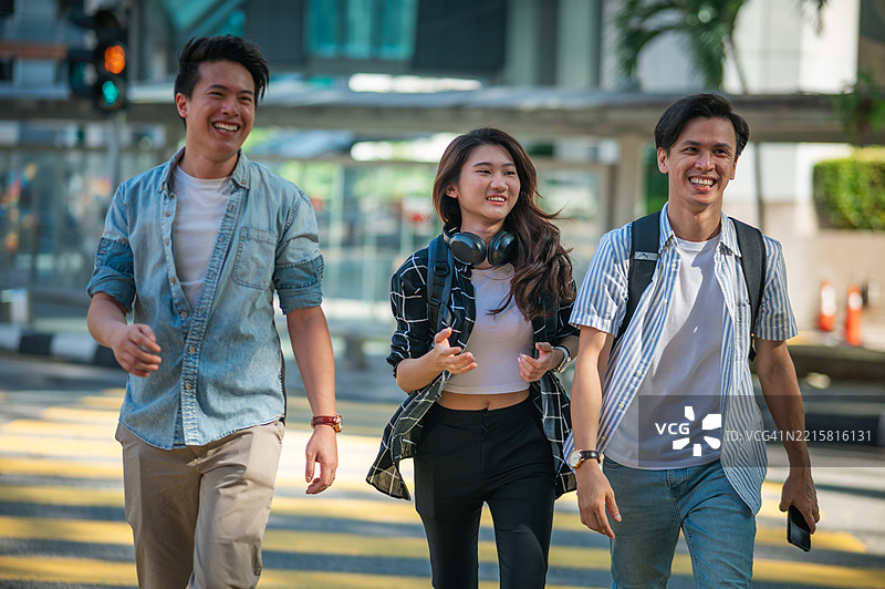 从咖啡馆到人行道：一起度过快乐周末的珍贵时刻图片素材