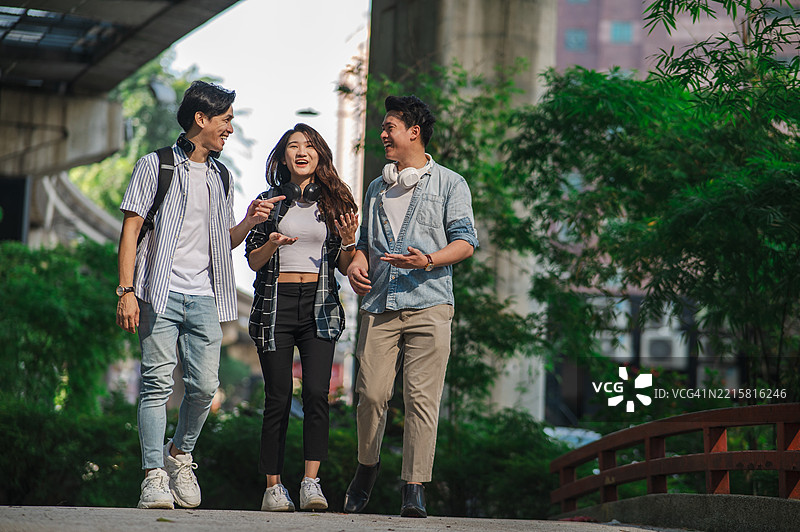 难忘的周末：三个朋友，一个城市，无数的微笑图片素材