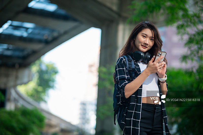 在周末下午柔和的光线下：优雅与存在感的研究图片素材