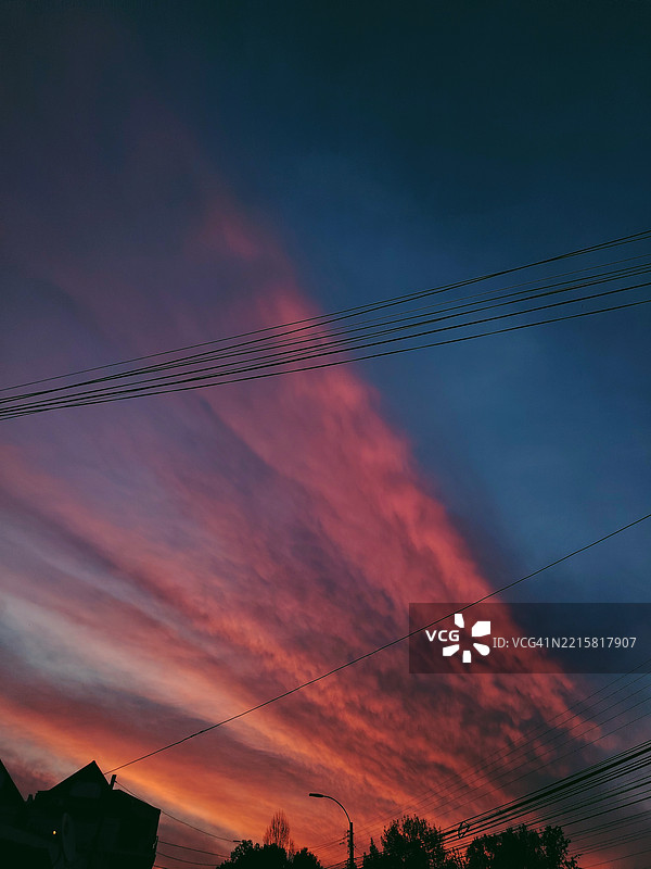 城市中的日落与电缆交错图片素材