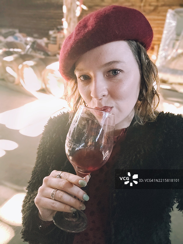 女人喝着一杯葡萄酒图片素材