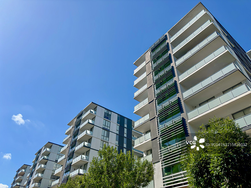 公寓楼与蓝天图片素材