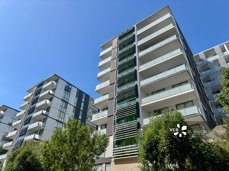 公寓楼与蓝天图片素材