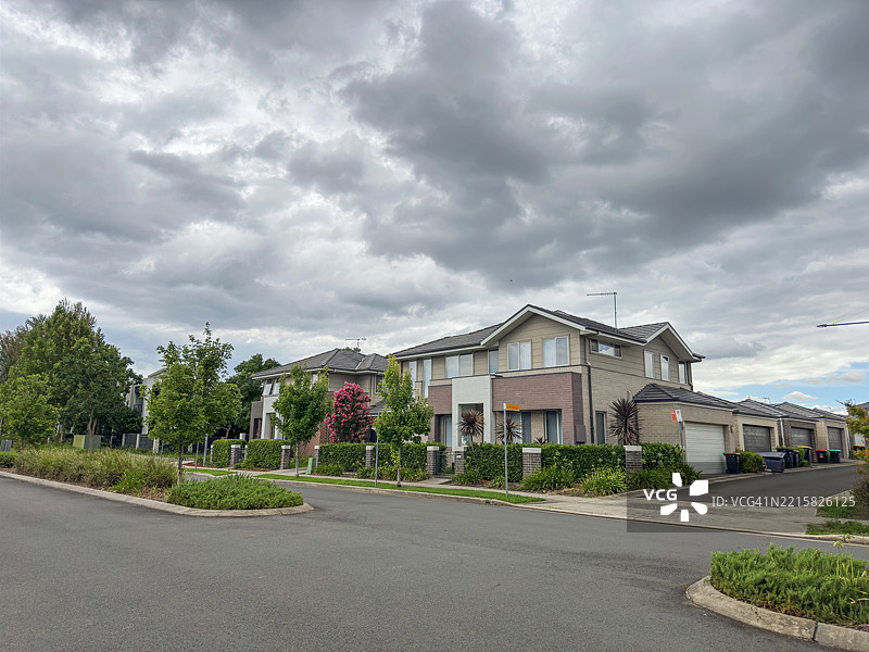 街道上的房屋和雨云图片素材
