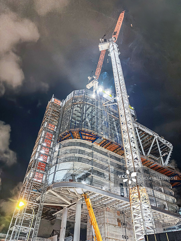 夜间雨天的摩天大楼施工现场图片素材