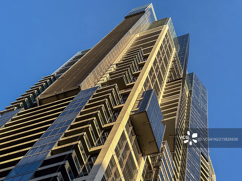 摩天大楼城市公寓酒店与蓝天图片素材