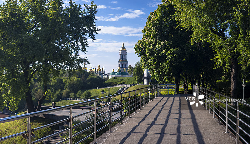 基辅佩乔尔斯克修道院教堂在蓝天下，从永恒荣耀公园看到的景象图片素材