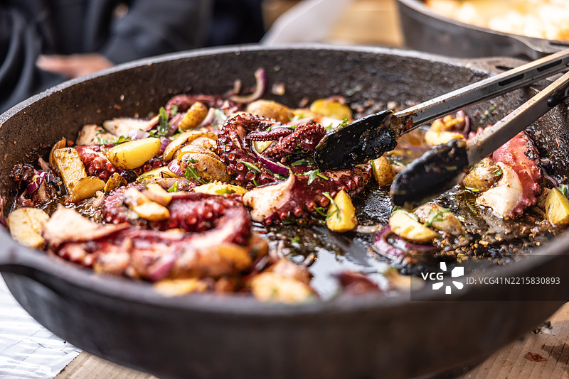 海鲜街头小吃，平底锅里的章鱼。图片素材