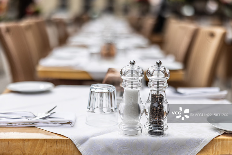 优雅布置的餐厅露台桌子，但没有客人。图片素材