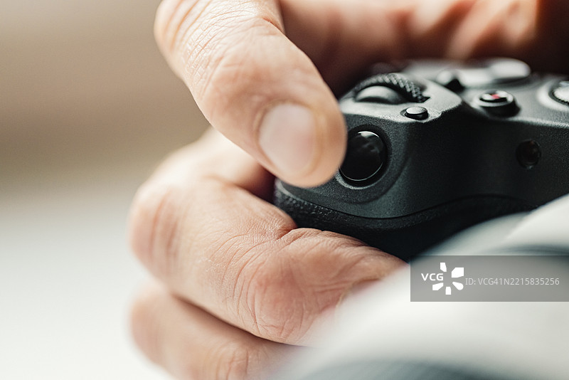 准备按下相机快门按钮图片素材