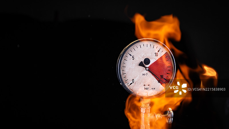压力表在火焰中达到最大水平图片素材
