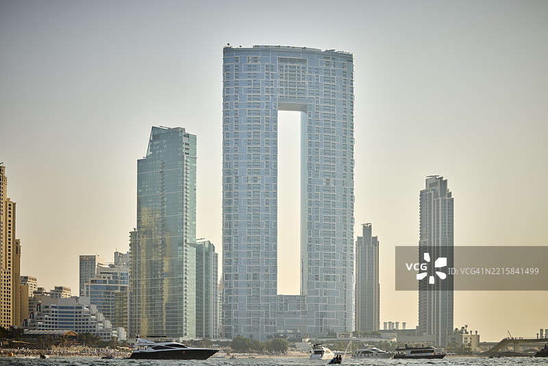 酒店和摩天大楼在晴朗的天空下图片素材