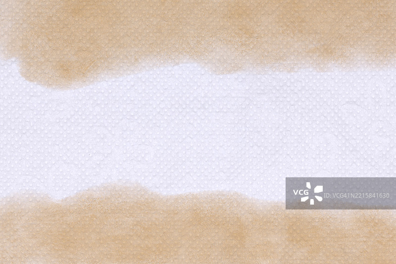 手绘的水彩笔触，呈现棕褐色和白色。图片素材