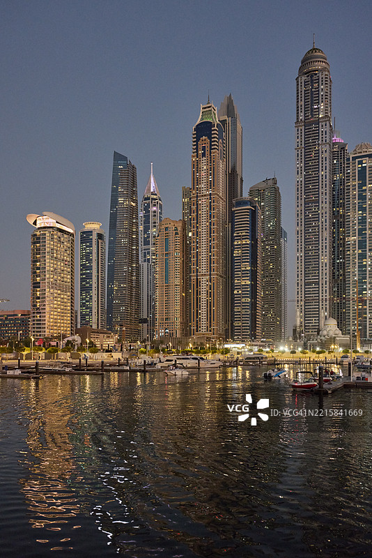 夜空中灯火辉煌的摩天大楼图片素材