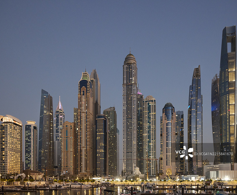 照亮的商务大楼与天空相映成趣图片素材