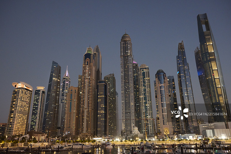 夜晚城市中的高耸未来主义塔楼图片素材