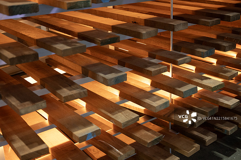一堆木板上方有光线照射图片素材