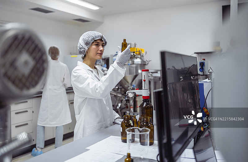 中年女性实验室工作人员在现代科学实验室分析样本图片素材
