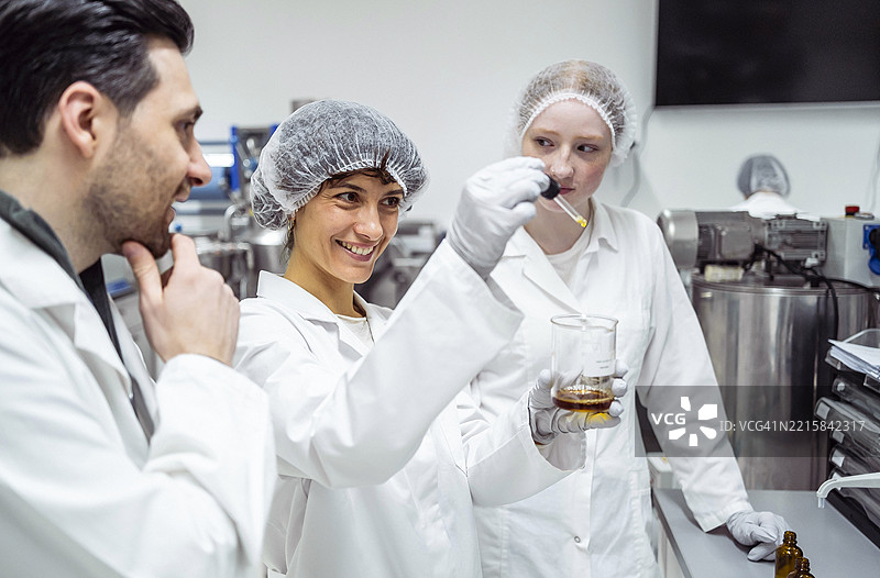 制药实验室团队在现代设施中进行质量控制测试图片素材