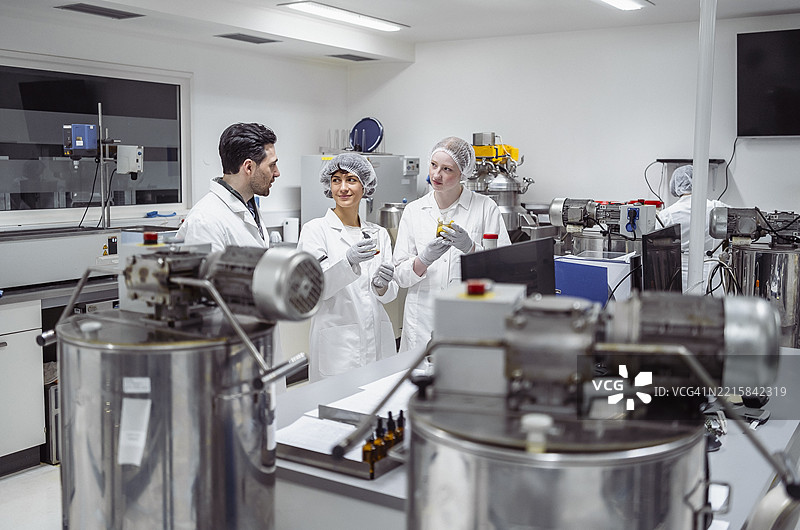 药房工作人员在现代实验室环境中进行质量控制图片素材