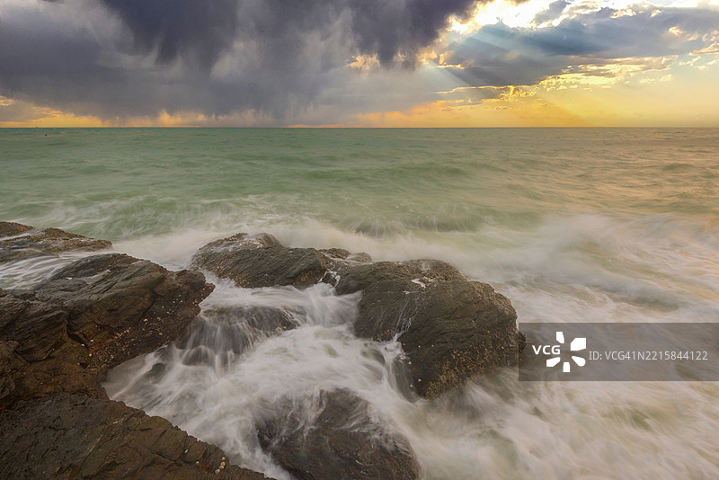 泰国东部日落时美丽的海滩和海浪景色。图片素材
