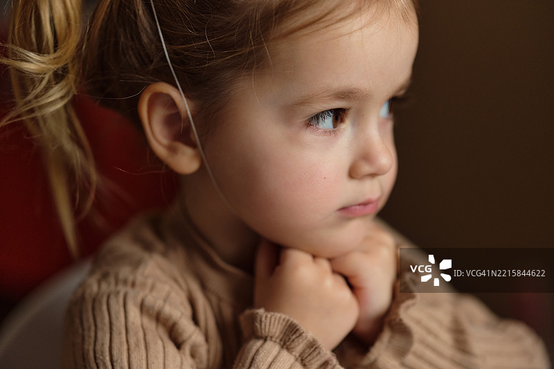 可爱的小女孩戴着派对帽图片素材