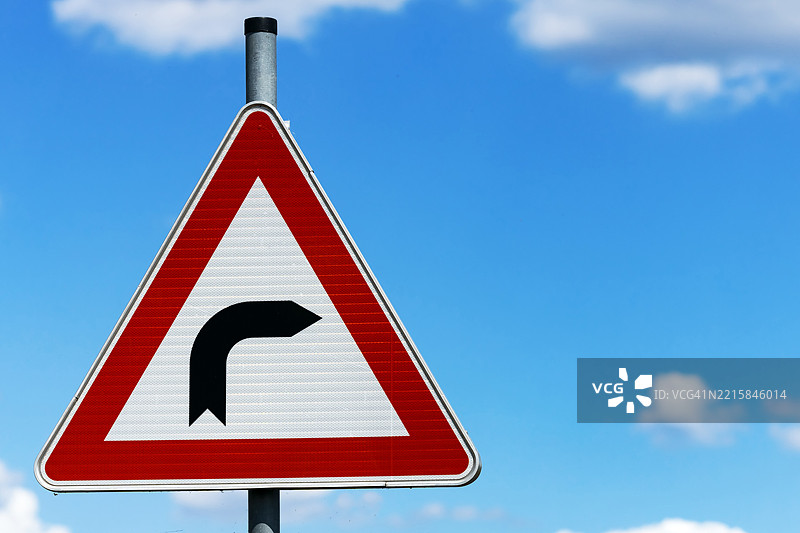 道路警告标志：前方右转弯图片素材