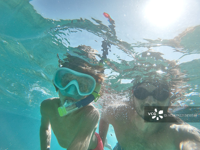 小白人孩子与父亲一起在水下游泳图片素材