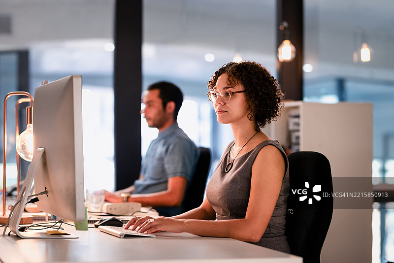 多元化团队在现代工作空间中使用电脑和技术进行协作图片素材