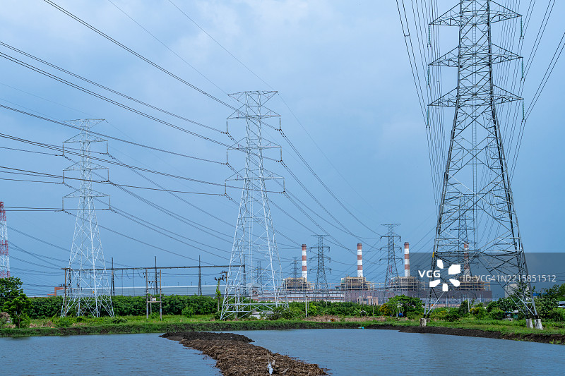 输电线路和电力塔将能源从发电厂输送到各地图片素材
