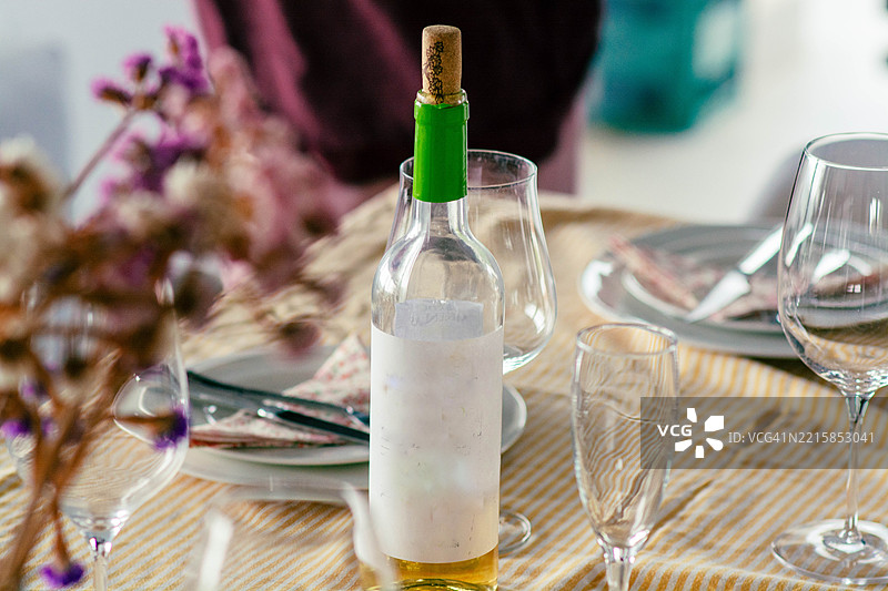 庆祝活动中摆放在桌子上的白葡萄酒瓶图片素材