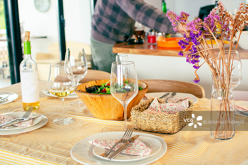 在家准备健康的午餐，包括新鲜沙拉和葡萄酒图片素材