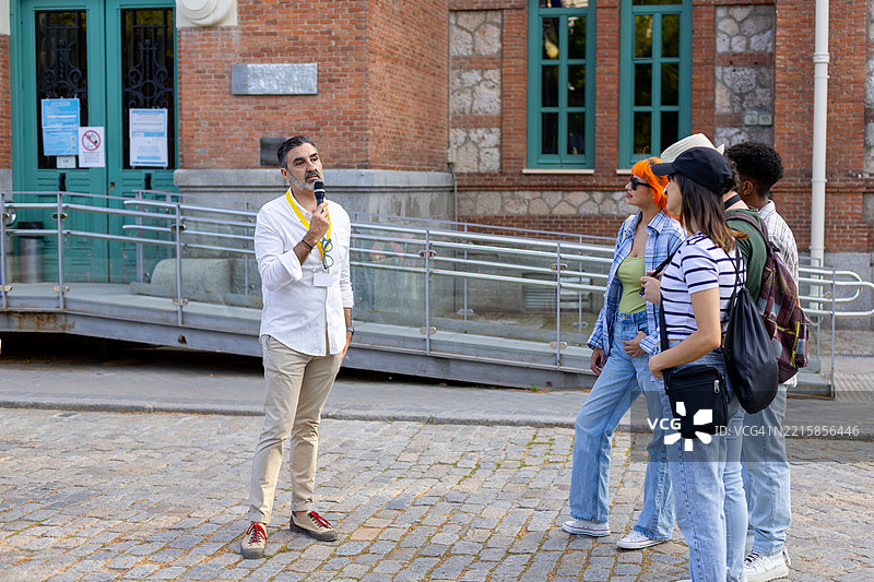 城市环境中带领团队的导游图片素材