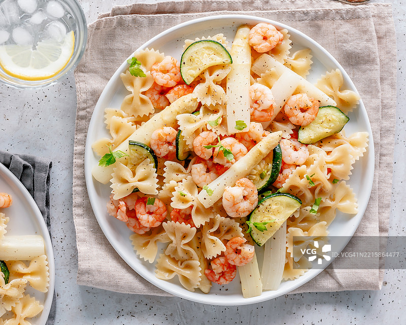 虾仁、 zucchini 和芦笋意大利面图片素材