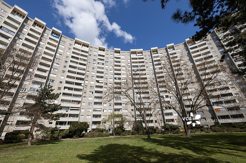 大型住宅塔楼的外立面图片素材