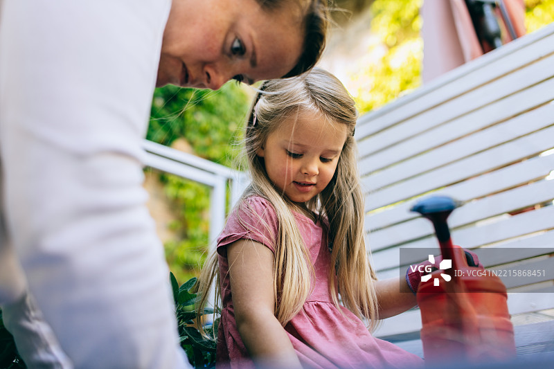 母女在户外花园一起种植。图片素材