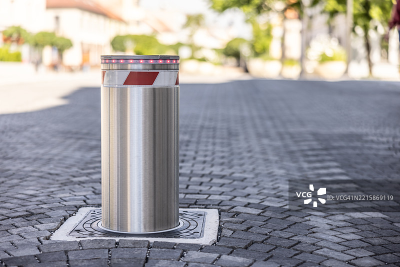 一种防止车辆进入市中心步行区的入口或障碍系统。图片素材