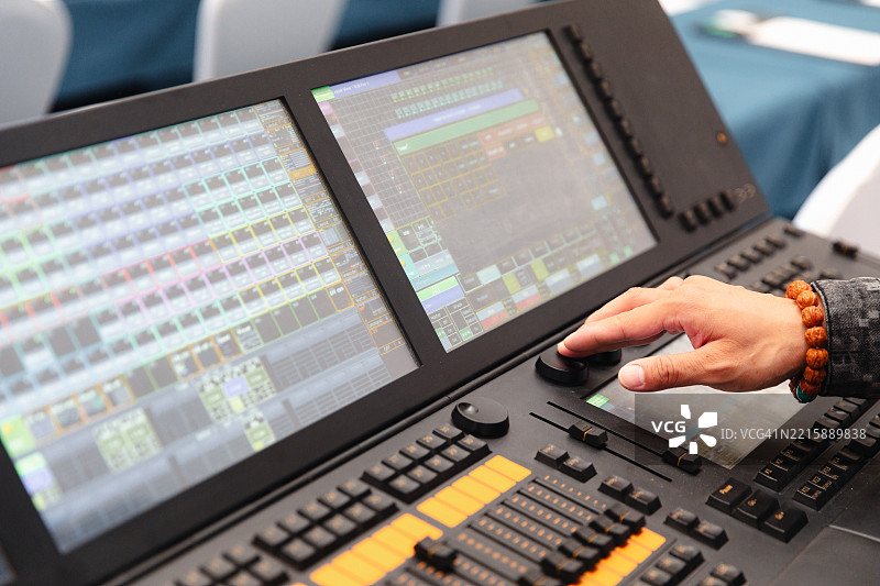 调光器正在调暗图片素材