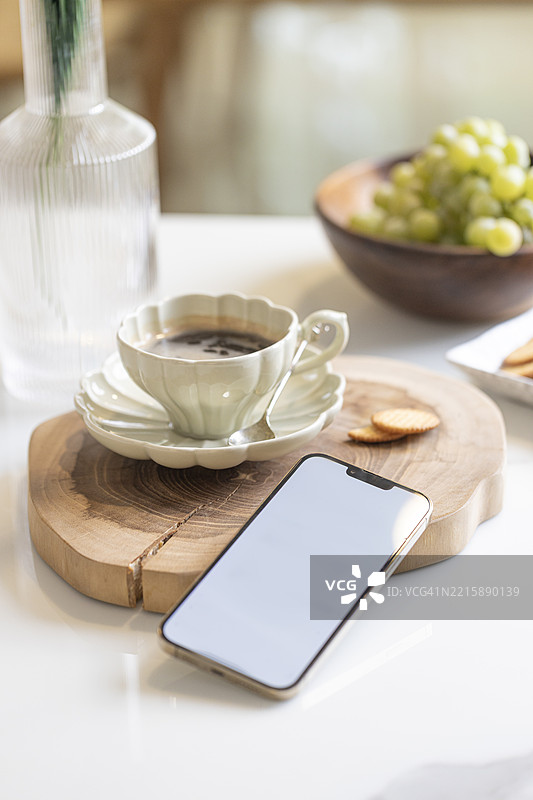 奢华家居桌面物品 - 空白屏幕的手机静物。图片素材