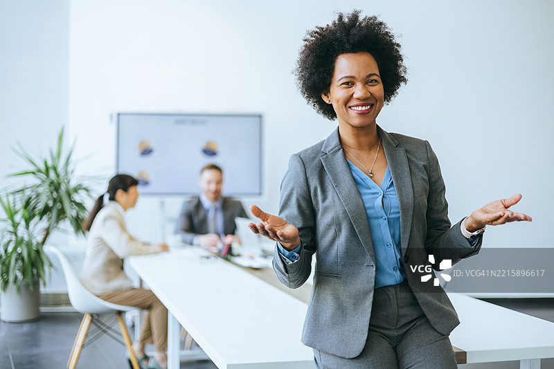 积极参与的员工与商业团队互动图片素材