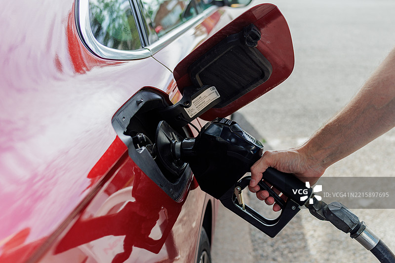 男子在加油站为汽车加油图片素材