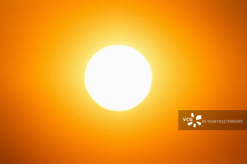 太阳，全球变暖，全球沸腾，气候危机和灾难性的热浪，气候变化，炙热的阳光和灼热的热浪图片素材