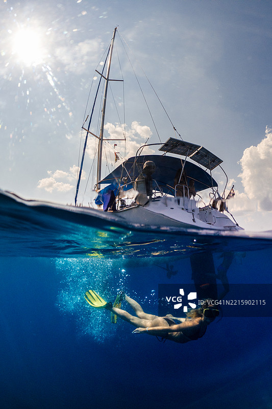 美丽的女性在水下潜水图片素材