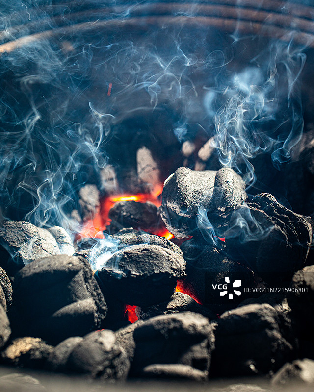 冒烟的炭块特写镜头。图片素材