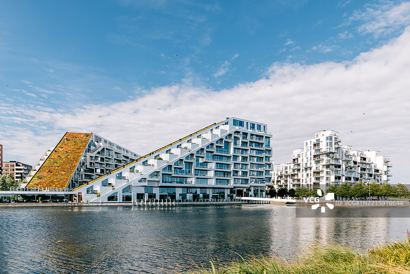 哥本哈根Ørestad区水滨的现代住宅公寓大楼图片素材