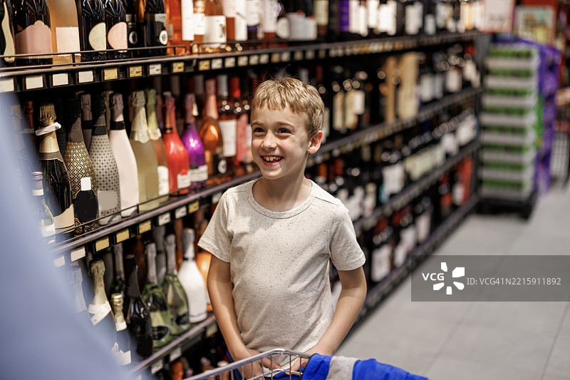 小男孩和他的爸爸在商店挑选食物图片素材