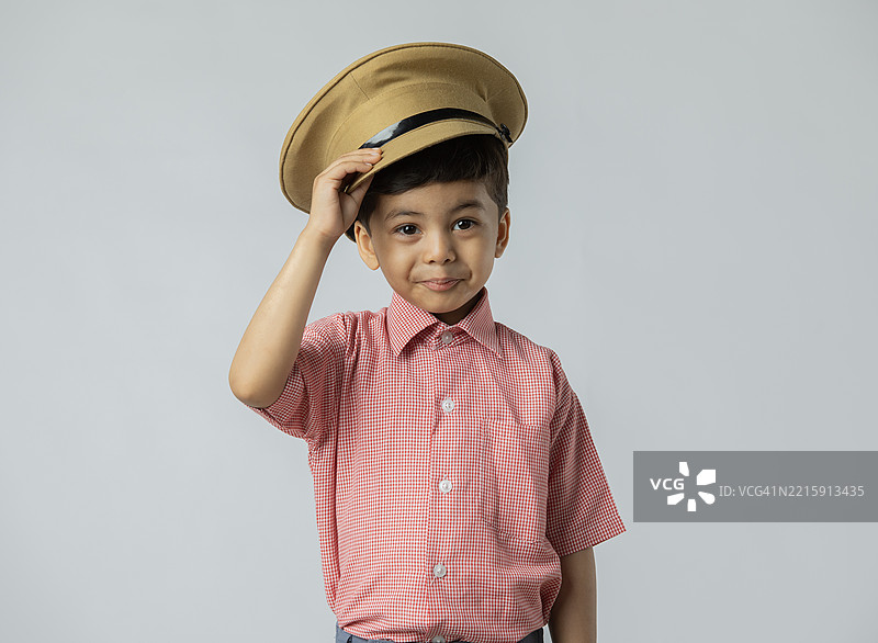 可爱男孩戴着警帽，背景为白色图片素材