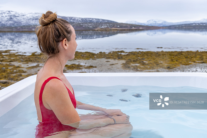 北挪威山景中的宁静热水浴缸度假胜地图片素材