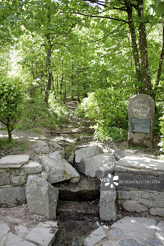 鲁尔泉,纪念碑,铭文,温特贝格,水,风景,北莱茵-威斯特法伦,德国,鲁尔河是莱茵河的一条支流,源头位于索尔兰地区。泉水流经温特贝格的小石头环形交叉口。图片素材