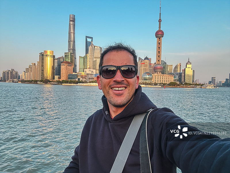 背后是上海摩天大楼的男子图片素材